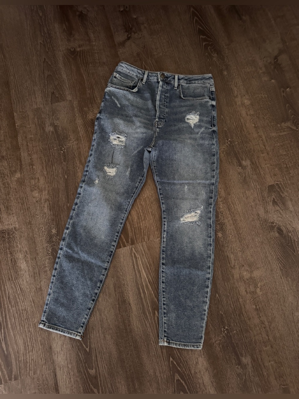 Forever 21 Button Fly Distressed Jeans Cropped. Sz 31.